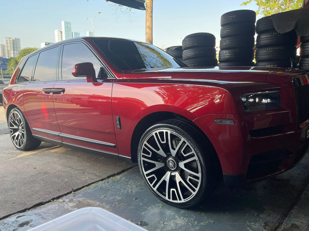 Rolls-Royce Cullinan on 24 inch rims inch in 2 designs