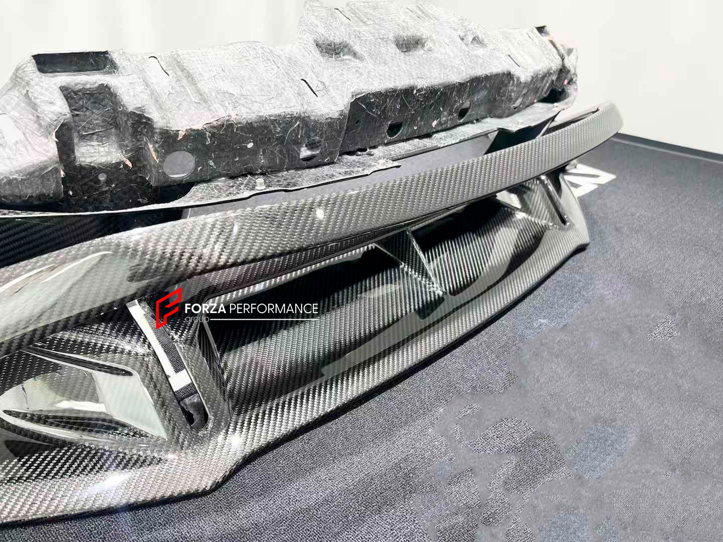 DRY CARBON DOWN FRONT LIP for LAMBORGHINI HURACAN STO 2021+
Set includes:
Front Lip
Material;Carbon Fiber
NOTE: Professional installation is required