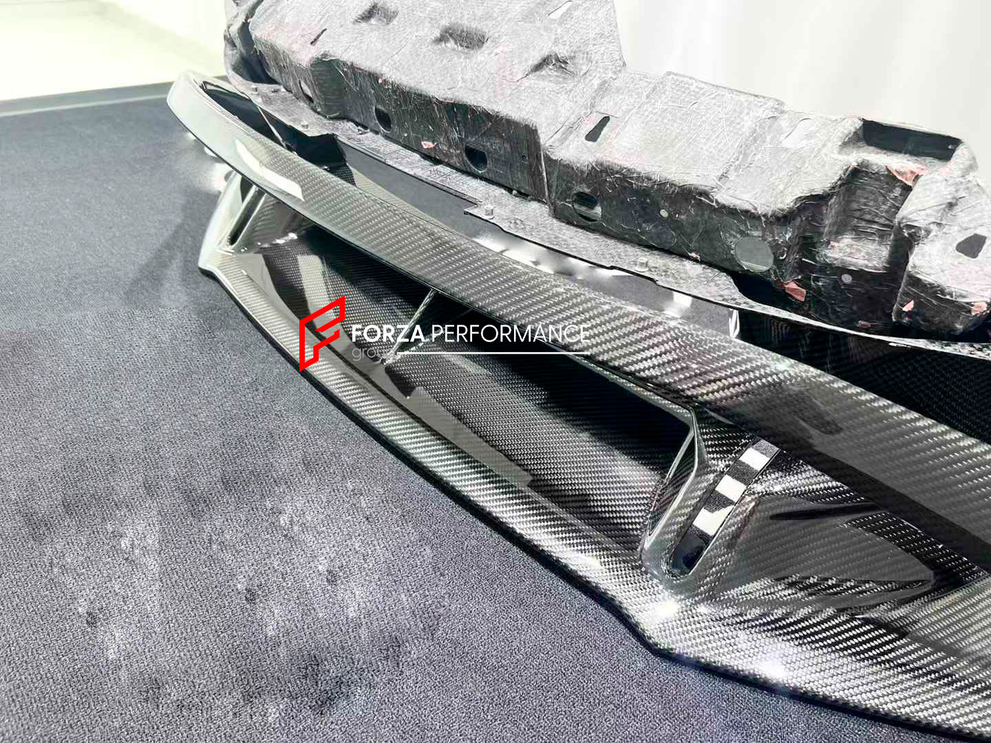 DRY CARBON DOWN FRONT LIP for LAMBORGHINI HURACAN STO 2021+
Set includes:
Front Lip
Material;Carbon Fiber
NOTE: Professional installation is required