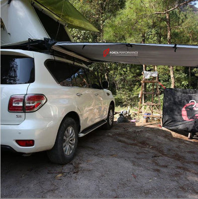 AWNING ON THE ROOF OF A CAR FOR OUTDOOR RECREATION