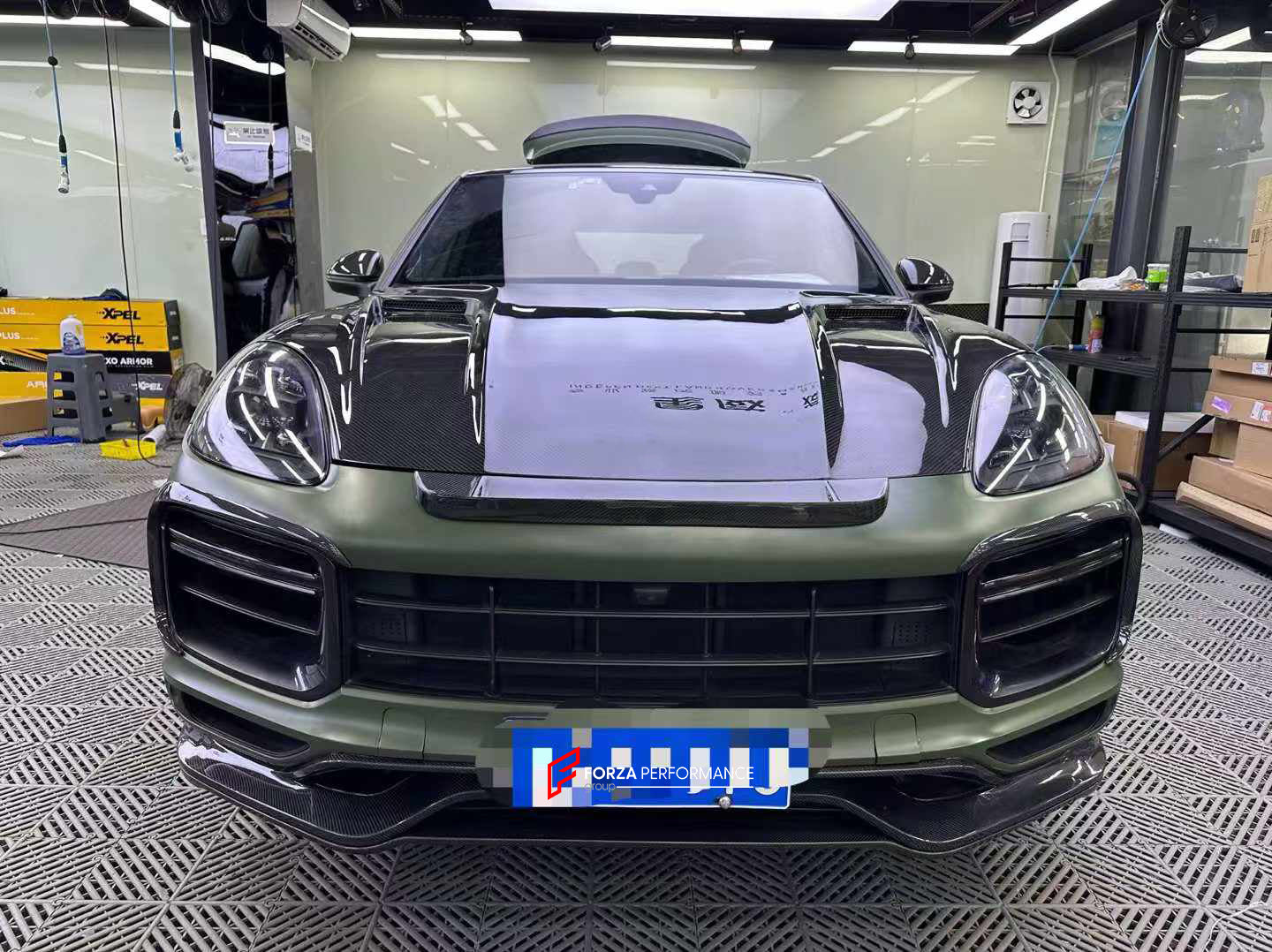 DRY CARBON BODY KIT for PORSCHE CAYENNE 9YA 2018+
Set includes:
Front Lip
Front Bumper Air Vent Trims
Front Air Intake Cover
Hood
Side Skirts
Side Trims
Roof Spoiler
Rear Spoiler
Rear Diffuser