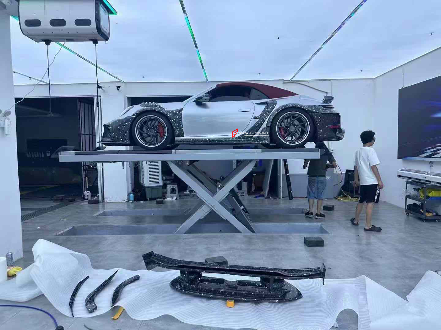 FORGED CARBON BODY KIT for PORSCHE 911 992 CARRERA TURBO S 4S custom fit MANSORY
Set includes:
Front Bumper Assembly
Hood
Fender Flares
Fender Vents
Side Mirror Covers
Side Skirts
Side Vent Covers
Rear Bumper Assembly