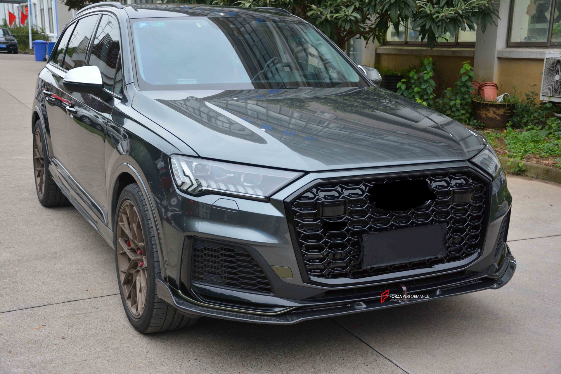 RSQ7 STYLE GLOSSY BLACK FRONT GRILLE and DRY CARBON FRONT LIP for AUDI Q7 4M FACELIFT 2019 - 2024  Set includes:  Front Grille Front Lip