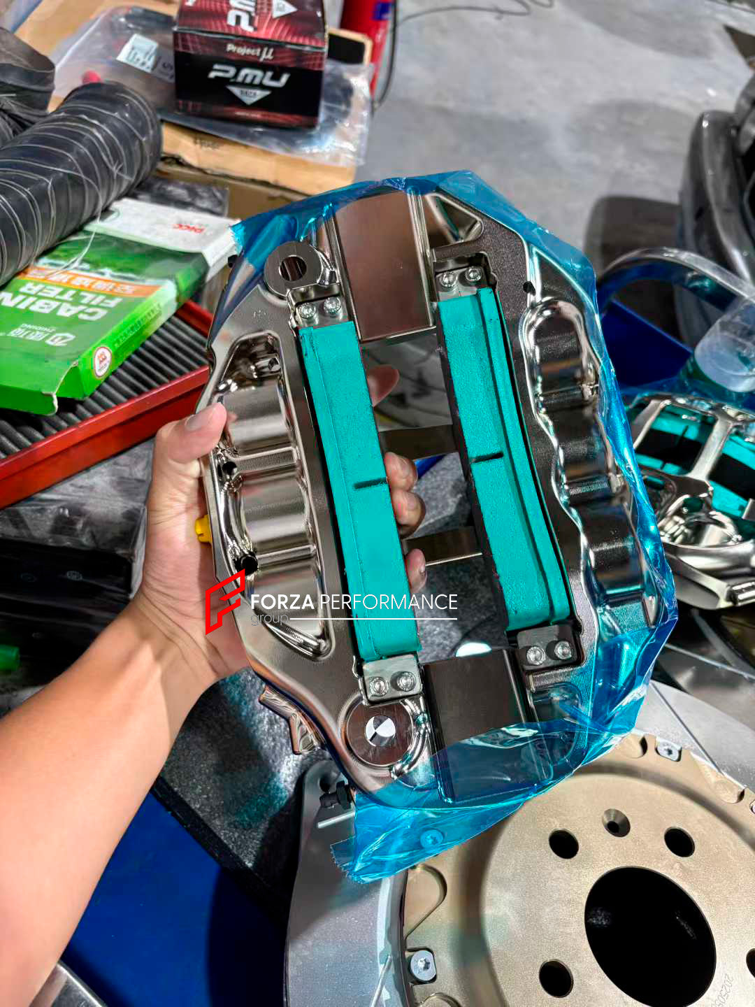 ADTORY X FORZA PERFORMANCE RACE BIG BRAKE KIT BBK for VOLKSWAGEN GOLF R MK6 A6 5K 2009 - 2015
ADTORY Brake Kits are engineered as bolt on upgrades that work with the factory master cylinder and ABS, delivering stronger, more repeatable stops with the pedal feel you want. Whether you cruise the city, carve canyons, or chase lap times.
Highlights
Track-ready, heat-resistant components.
Jewel-like caliper finish is incredibly durable and easy to clean
Pistons are calibrated to integrate smoothly with the Fa