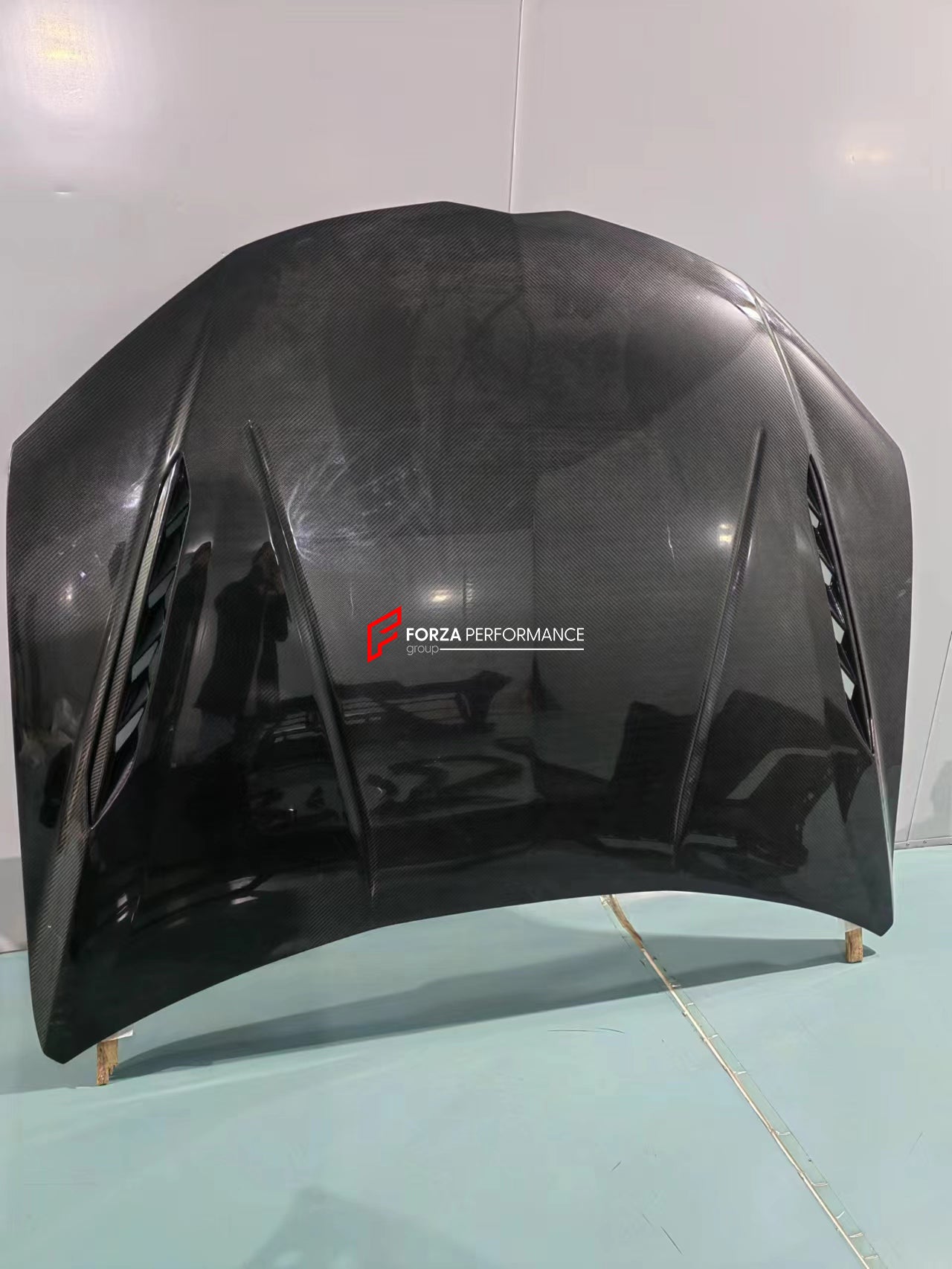 CONVERSION BODY KIT FOR LAMBORGHINI URUS UPGRADE TO PERFOMANTE  Set includes:  Front bumper assembly Front Lip Hood/Bonnet Mirror Covers Side Skirts Side fender flares Rear bumper assembly Rear canards Rear Diffuser