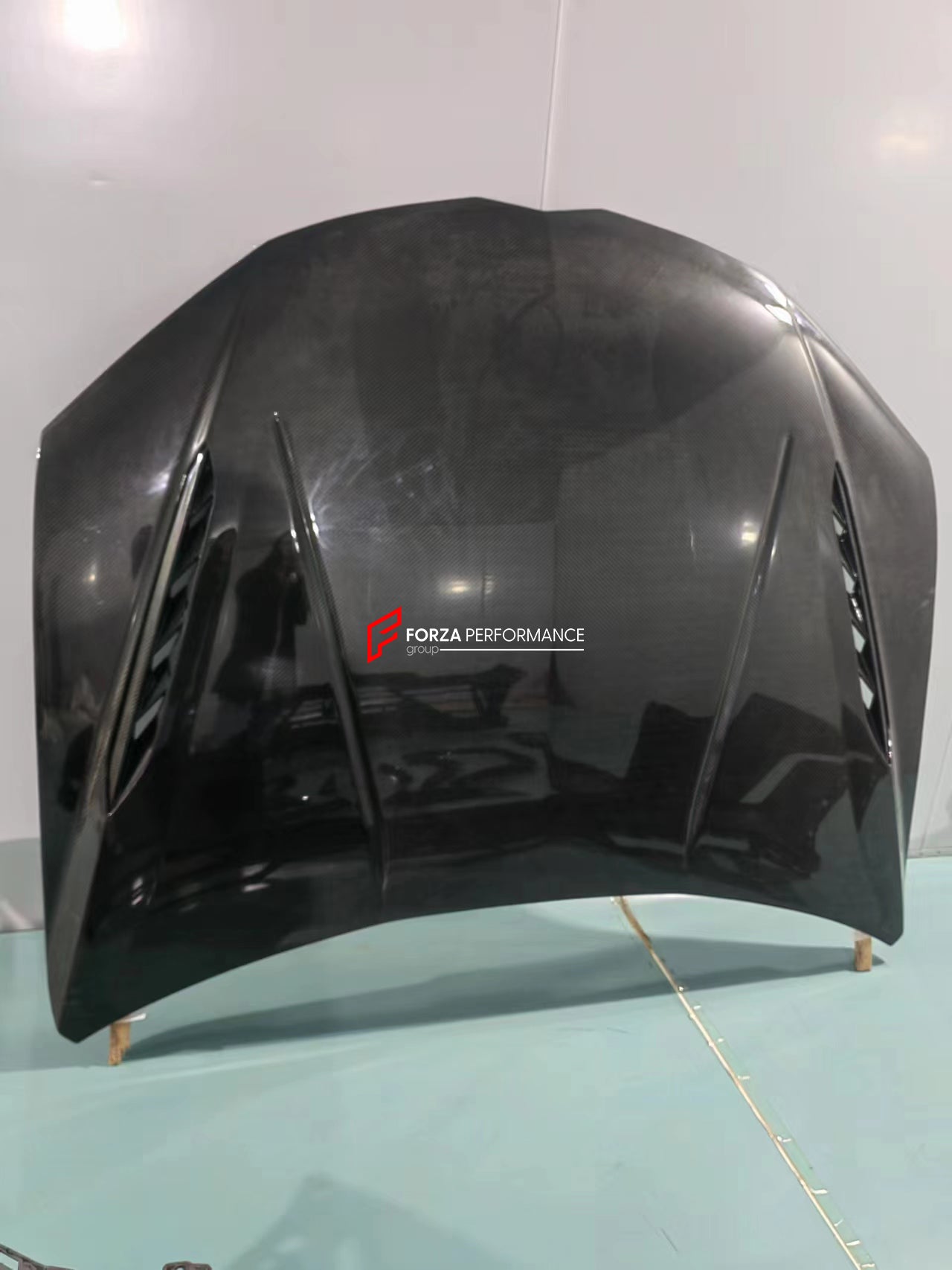 CONVERSION BODY KIT FOR LAMBORGHINI URUS UPGRADE TO PERFOMANTE  Set includes:  Front bumper assembly Front Lip Hood/Bonnet Mirror Covers Side Skirts Side fender flares Rear bumper assembly Rear canards Rear Diffuser