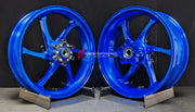 We manufacture premium quality forged motorcycle wheels rims for QJMOTOR in any design, size, color.
Wheel sizes (motorcycle spec):
Front: 3.5 x 17
Rear: 6 x 17
Weight:
Front: 4.25 kg (9.37 lbs)
Rear: 4.85 kg (10.69 lbs)
Finishing: Gloss Blue
Forza Performance Group engineers and manufactures each forged motorcycle wheel individually per order. This ensures precise fitment, uncompromised strength, and unique styling. Whether for racing, touring, or daily use — our wheels are built for both performa
