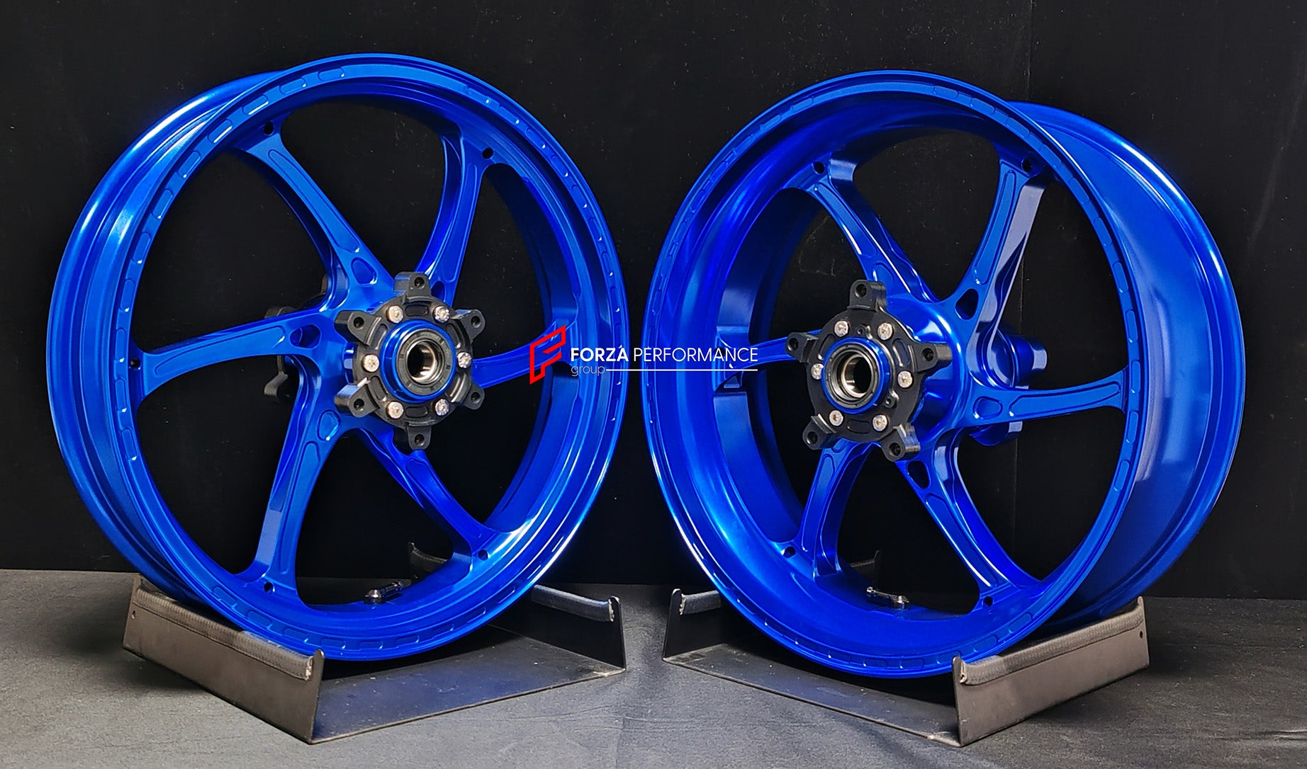 We manufacture premium quality forged motorcycle wheels rims for QJMOTOR in any design, size, color.
Wheel sizes (motorcycle spec):
Front: 3.5 x 17
Rear: 6 x 17
Weight:
Front: 4.25 kg (9.37 lbs)
Rear: 4.85 kg (10.69 lbs)
Finishing: Gloss Blue
Forza Performance Group engineers and manufactures each forged motorcycle wheel individually per order. This ensures precise fitment, uncompromised strength, and unique styling. Whether for racing, touring, or daily use — our wheels are built for both performa