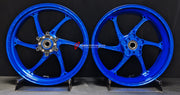 We manufacture premium quality forged motorcycle wheels rims for QJMOTOR in any design, size, color.
Wheel sizes (motorcycle spec):
Front: 3.5 x 17
Rear: 6 x 17
Weight:
Front: 4.25 kg (9.37 lbs)
Rear: 4.85 kg (10.69 lbs)
Finishing: Gloss Blue
Forza Performance Group engineers and manufactures each forged motorcycle wheel individually per order. This ensures precise fitment, uncompromised strength, and unique styling. Whether for racing, touring, or daily use — our wheels are built for both performa