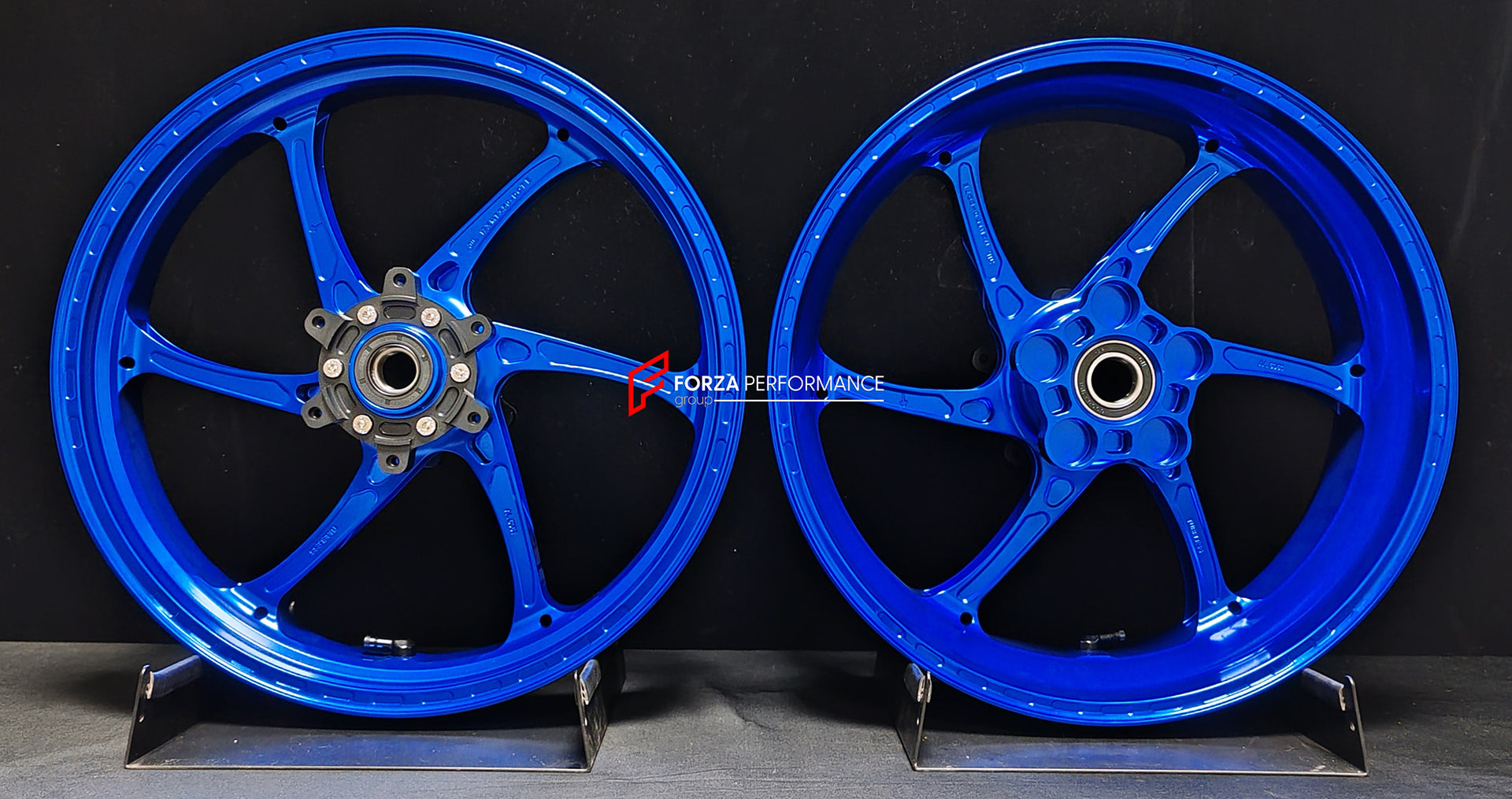 We manufacture premium quality forged motorcycle wheels rims for QJMOTOR in any design, size, color.
Wheel sizes (motorcycle spec):
Front: 3.5 x 17
Rear: 6 x 17
Weight:
Front: 4.25 kg (9.37 lbs)
Rear: 4.85 kg (10.69 lbs)
Finishing: Gloss Blue
Forza Performance Group engineers and manufactures each forged motorcycle wheel individually per order. This ensures precise fitment, uncompromised strength, and unique styling. Whether for racing, touring, or daily use — our wheels are built for both performa