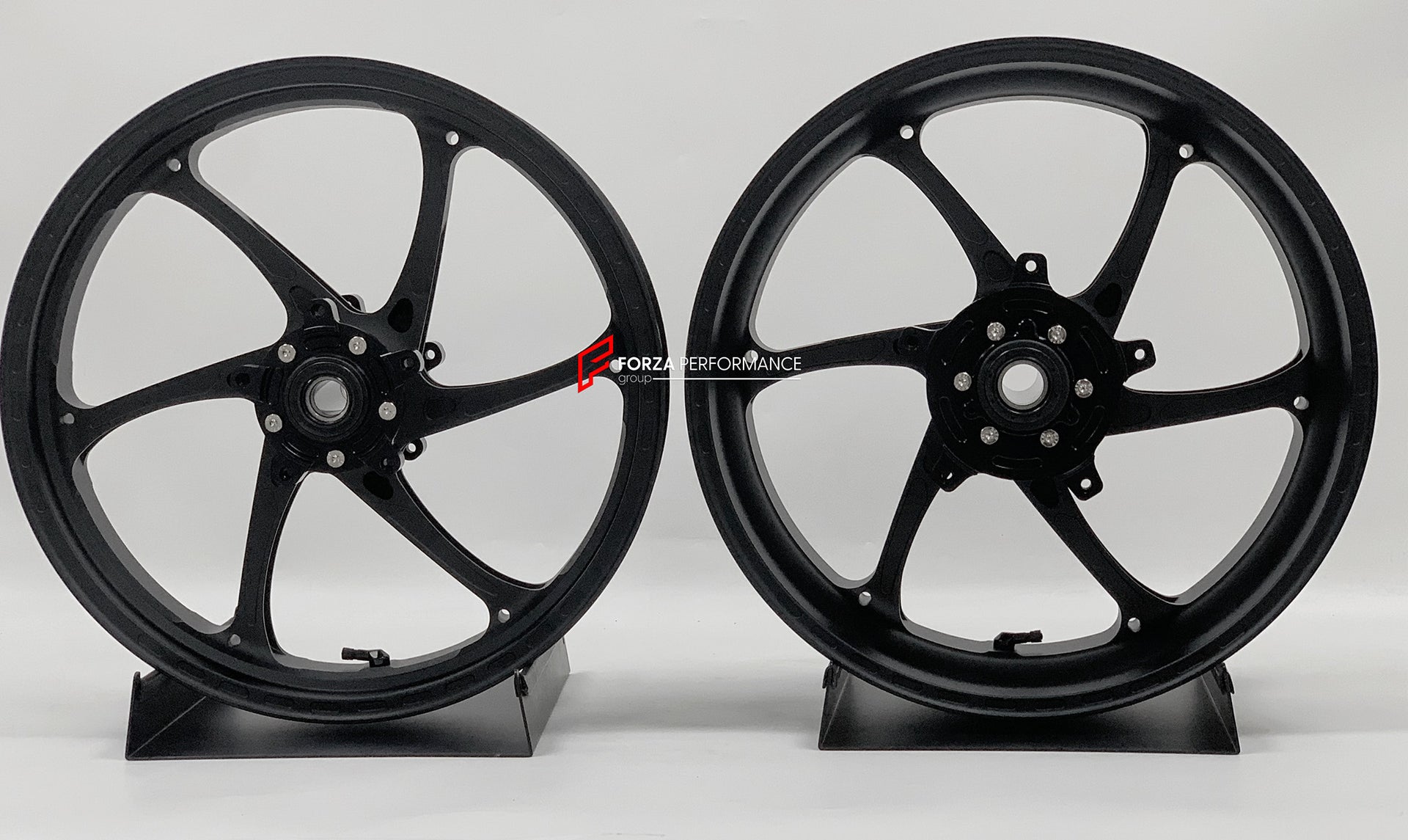 We manufacture premium quality forged motorcycle wheels rims for SUZUKI HAYABUSA in any design, size, color.
Wheel sizes (motorcycle spec):
Front: 3.5 x 17
Rear: 6 x 17
Weight:
Front: 4.25 kg (9.37 lbs)
Rear: 5.05 kg (11.13 lbs)
Finishing: Matt Black
Forza Performance Group engineers and manufactures each forged motorcycle wheel individually per order. This ensures precise fitment, uncompromised strength, and unique styling. Whether for racing, touring, or daily use — our wheels are built for both
