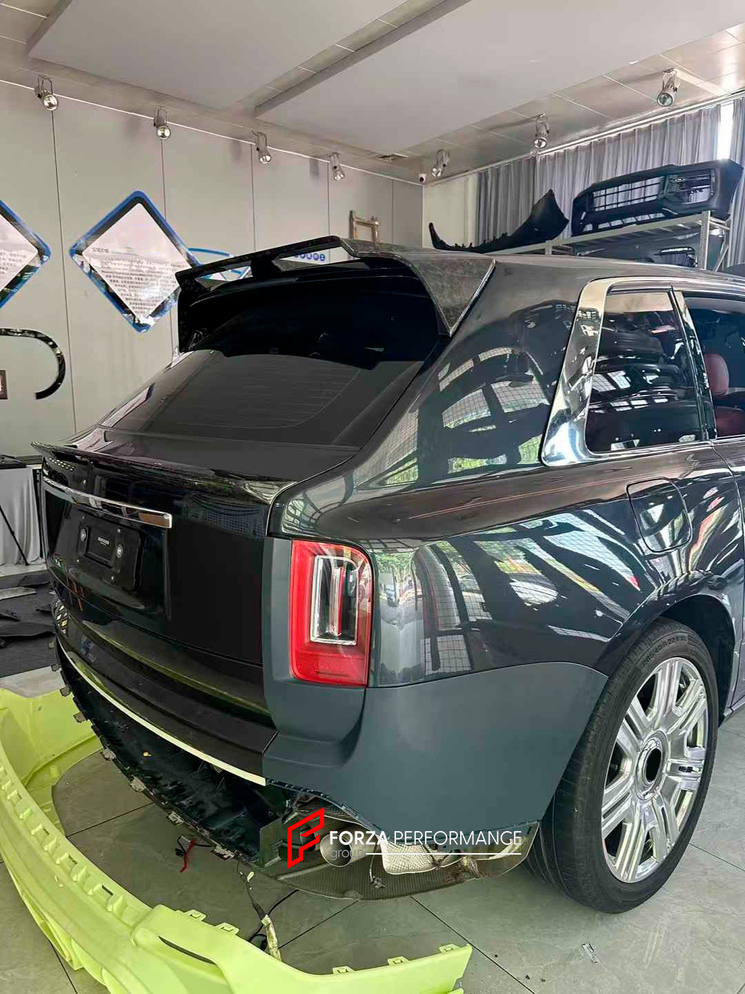 DRY CARBON CONVERSION BODY KIT for ROLLS-ROYCE CULLINAN SERIES 1 2018 - 2025 upgrade to SERIES 2 FACELIFT
Set includes:
Front Lip
Front Bumper
Front Bumper Meshes
Headlights
Front Grille Frame
Hood / Bonnet
Front Fenders
Fenders Flares
Door Covers
Side Skirts
Roof Spoiler
D-Pillar Panel
Rear Trunk Spoiler
Rear Panel
Rear Bumper
Rear Diffuser
Exhaust Tips
Material: Dry Carbon