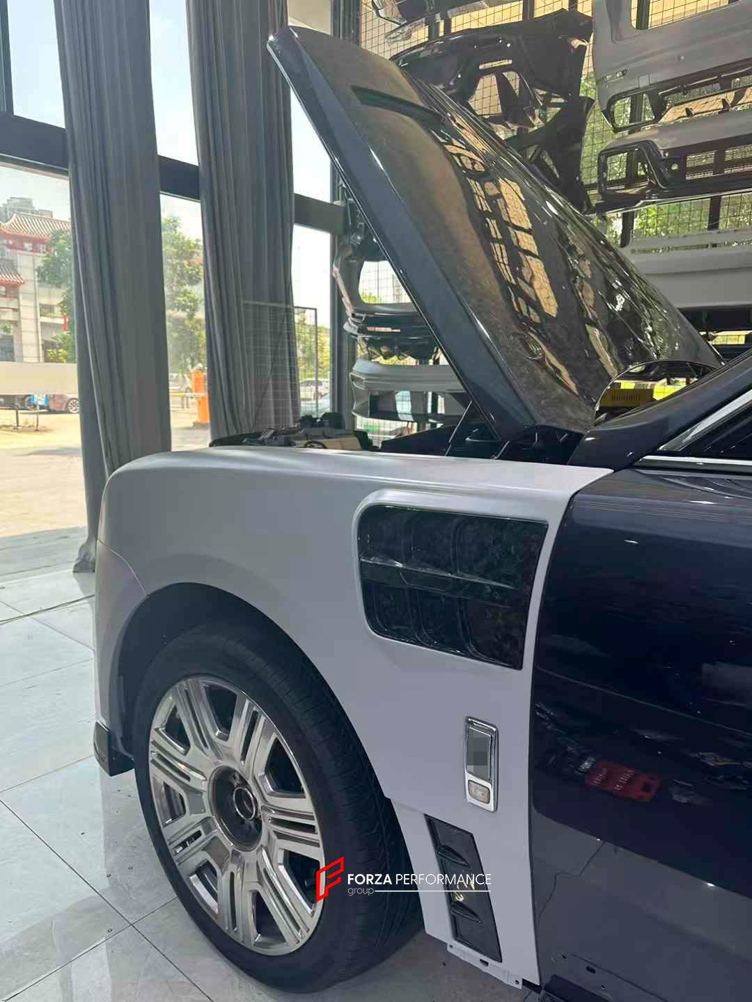 DRY CARBON CONVERSION BODY KIT for ROLLS-ROYCE CULLINAN SERIES 1 2018 - 2025 upgrade to SERIES 2 FACELIFT
Set includes:
Front Lip
Front Bumper
Front Bumper Meshes
Headlights
Front Grille Frame
Hood / Bonnet
Front Fenders
Fenders Flares
Door Covers
Side Skirts
Roof Spoiler
D-Pillar Panel
Rear Trunk Spoiler
Rear Panel
Rear Bumper
Rear Diffuser
Exhaust Tips
Material: Dry Carbon