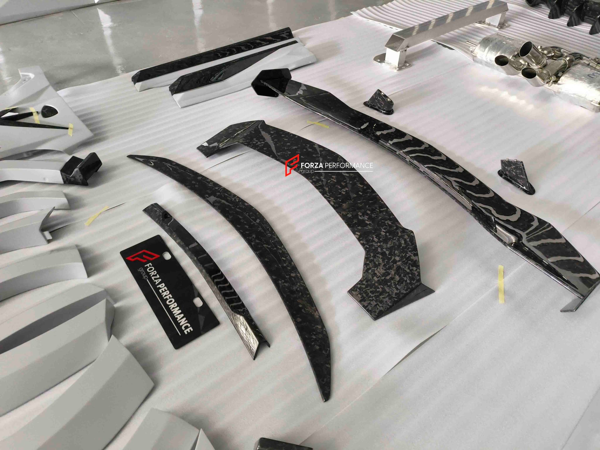 MANSORY STYLE CARBON BODY WITH EXHAUST KIT FOR LAMBORGHINI URUS 2018+