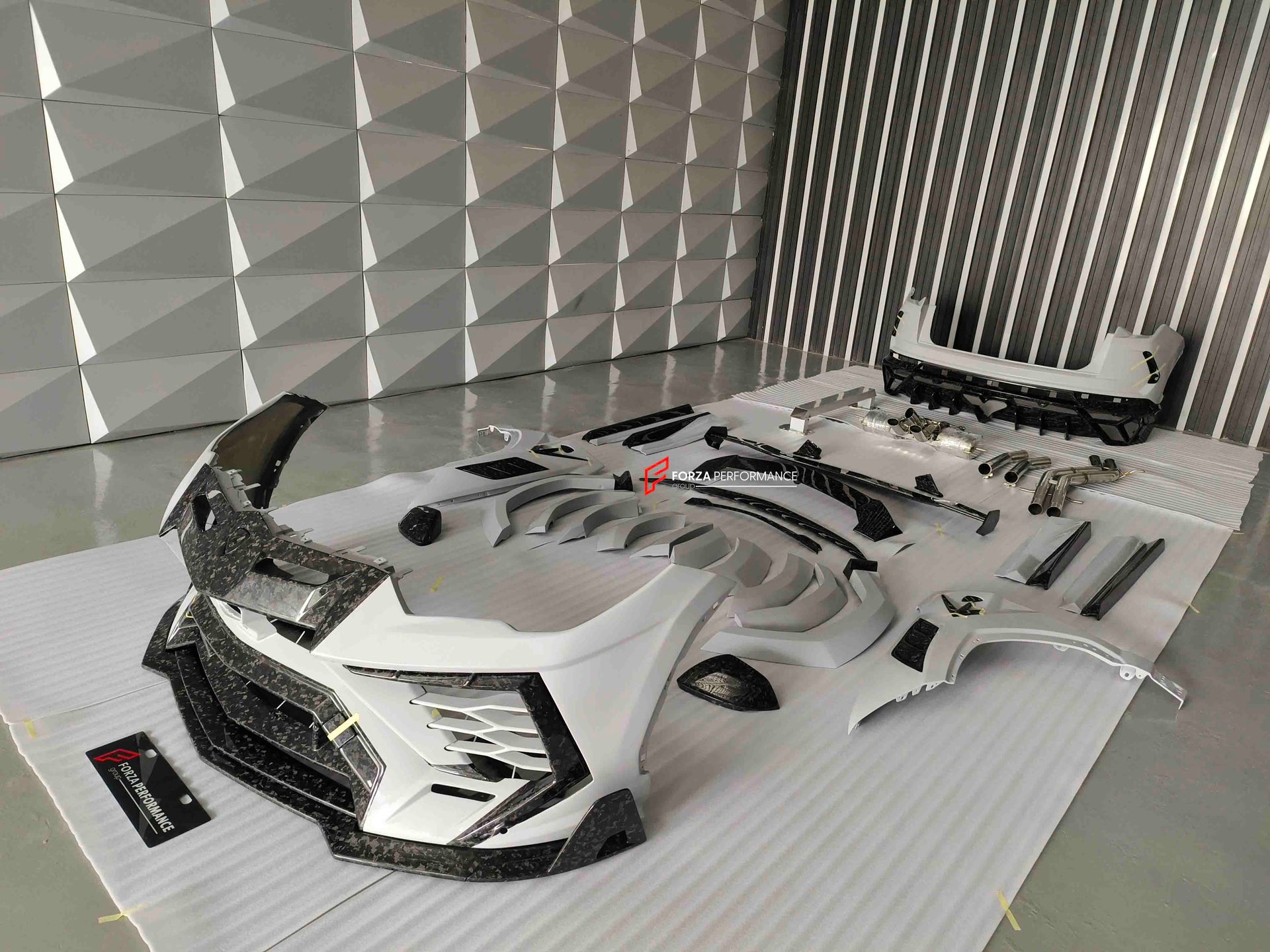MANSORY STYLE CARBON BODY WITH EXHAUST KIT FOR LAMBORGHINI URUS 2018+