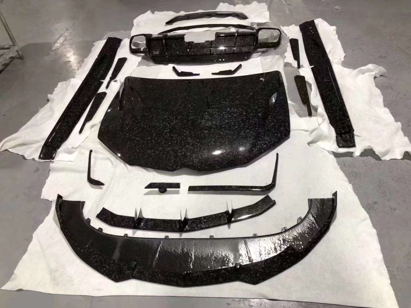 DRY CARBON BODY KIT FOR LAMBORGHINI URUS R-Style
Set includes:
Front Lip
Hood
Fender Flares
Side Skirts
Rear Spoiler
Rear Diffuser
Material: Dry Carbon
Note: Professional installation is required