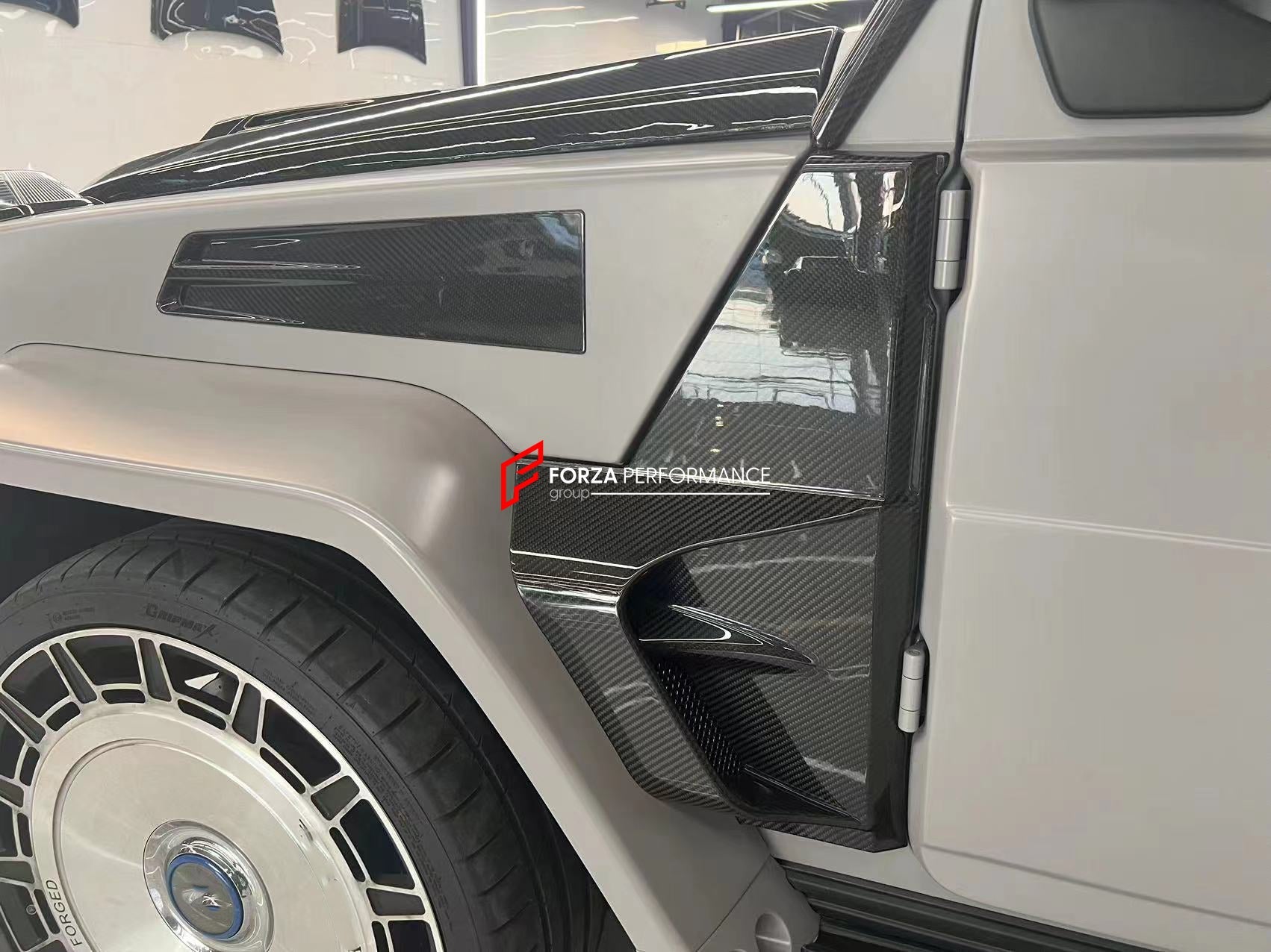 طقم هيكل عريض لـ Mercedes-Benz G-CLASS W463A W464 G63 2018+  مجموعة تشمل:  هود / بونيه المصد الأمامي مصابيح أمامية LED DRL كاناردز الأمامية شريط LED بالسقف الأمامي حاجز مشاعل المصدات الجانبية فتحات هواء جانبية أغطية الأبواب الديكورات الجانبية التنانير الجانبية الصدام الخلفي