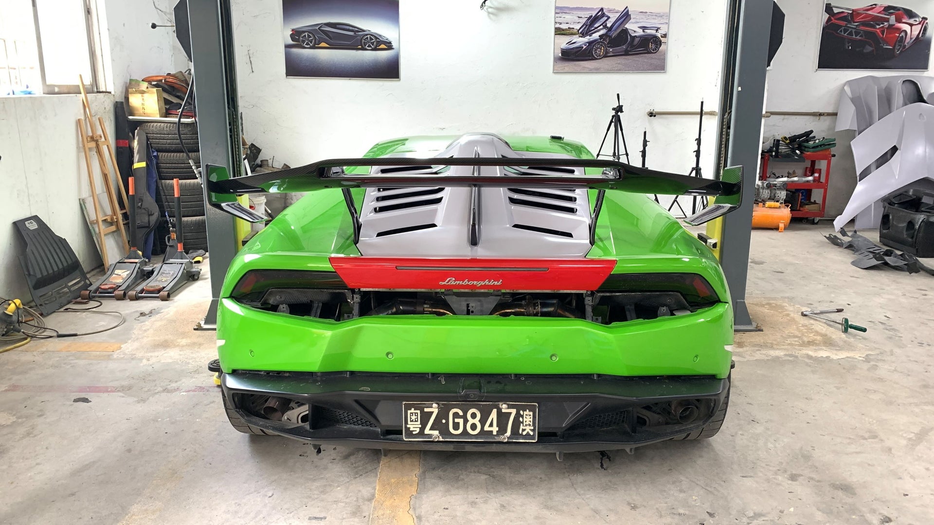 Conversion STO BODYKIT for Lamborghini Huracan LP580 - 610 2013-2016  Set include: Front bumper Front hood Front fenders Side skirts Rear Bumper Rear hood with Air intake Rear Spoiler Exhaust system STO badge Material: dry carbon with primer