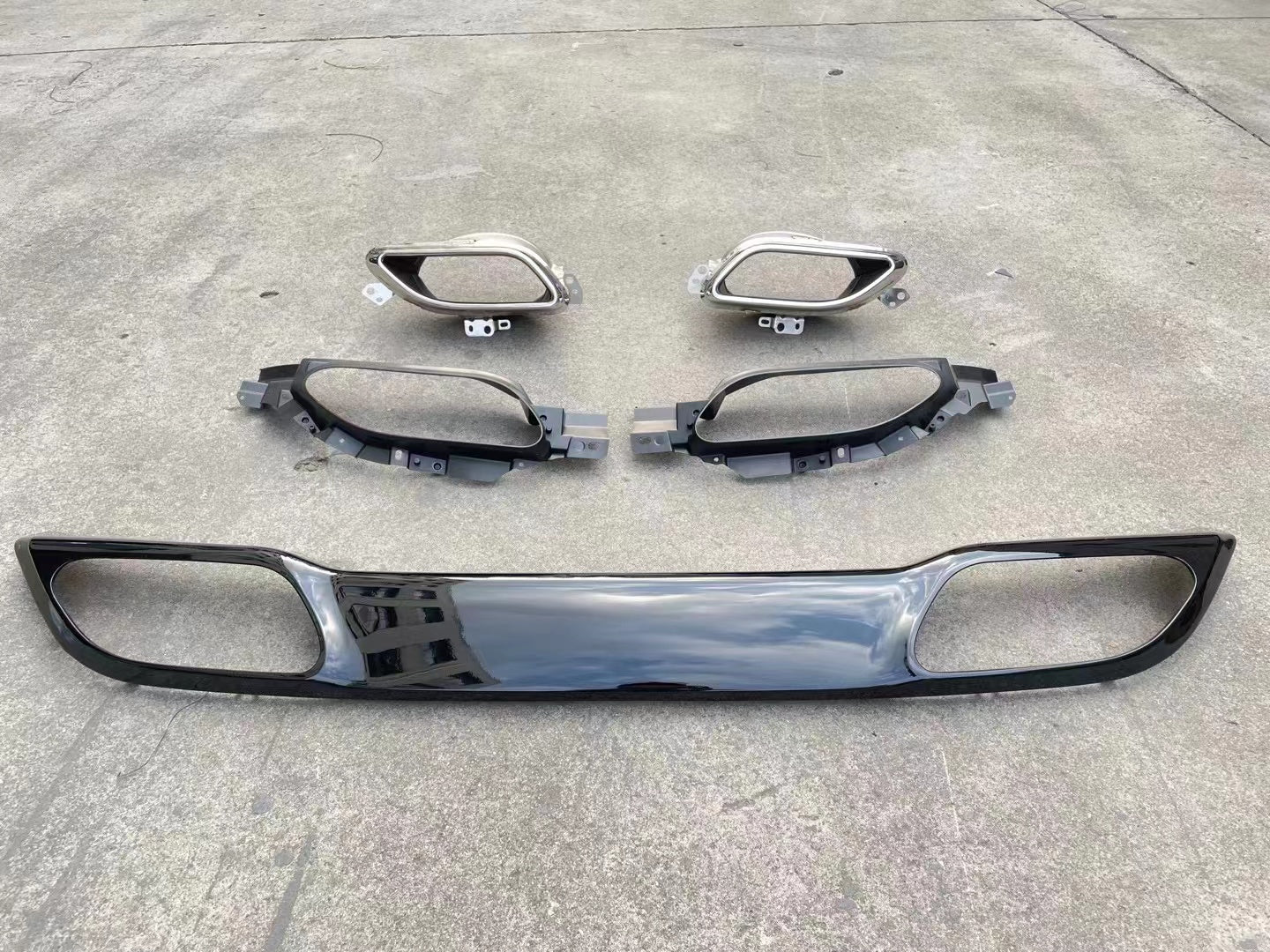 REAR DIFFUSER with EXHAUST TIPS for JAGUAR F PACE 2021+
Set includes:
Rear Diffuser with Brackets
Muffler Tips
Material: Plastic PP and stainless steel
Color of diffuser: Silver and black (Before purchase tell us which one you need)
Note: Professional installation is required. Exhaust pipes on muffler need modification