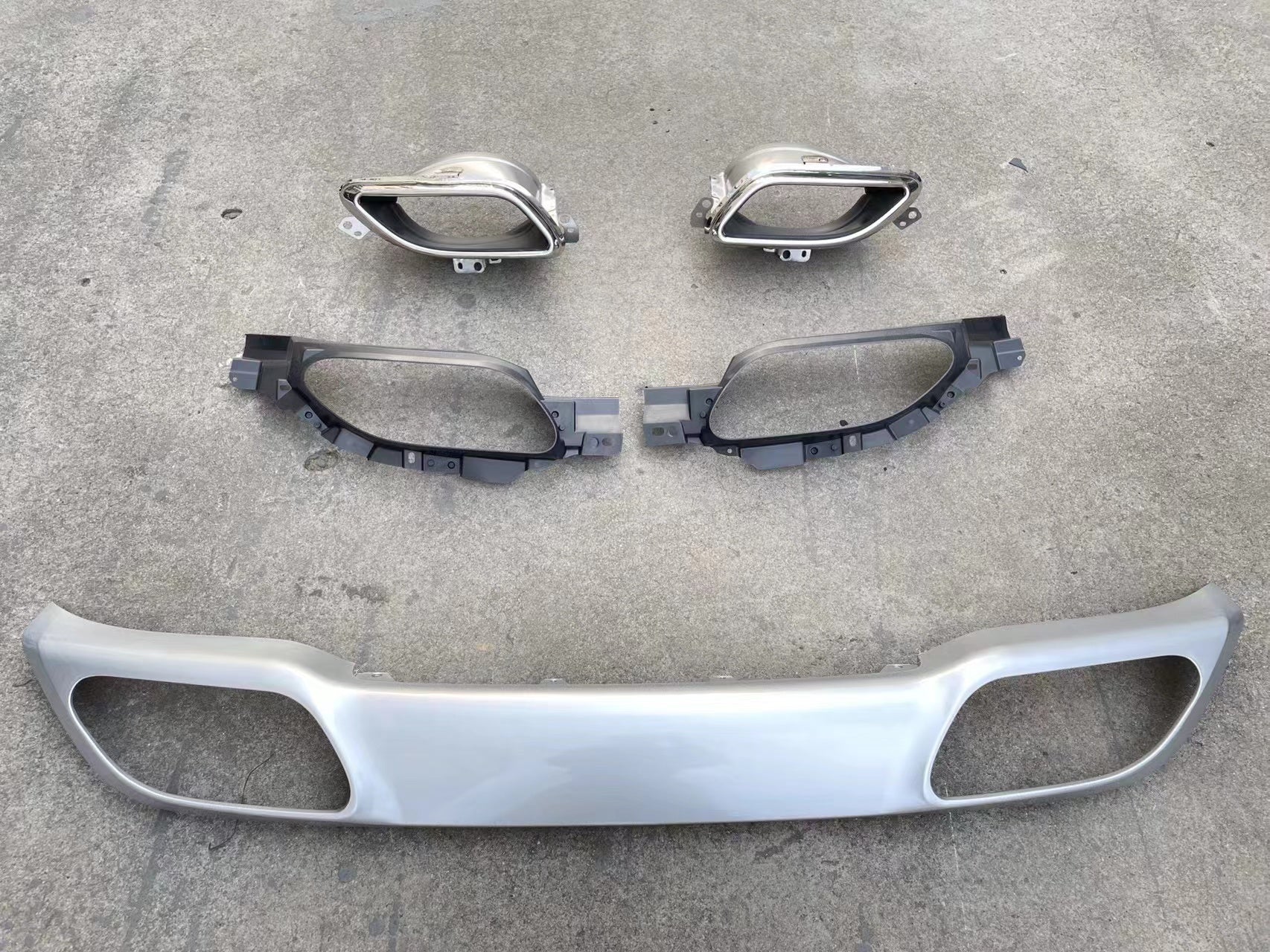 REAR DIFFUSER with EXHAUST TIPS for JAGUAR F PACE 2021+
Set includes:
Rear Diffuser with Brackets
Muffler Tips
Material: Plastic PP and stainless steel
Color of diffuser: Silver and black (Before purchase tell us which one you need)
Note: Professional installation is required. Exhaust pipes on muffler need modification
