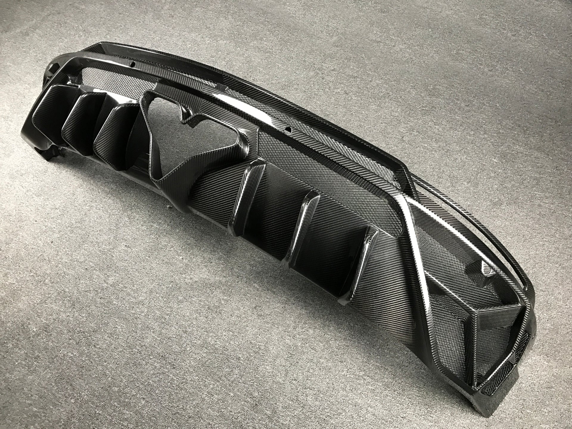 MANSORY STYLE CARBON BODY WITH EXHAUST KIT FOR LAMBORGHINI URUS 2018+