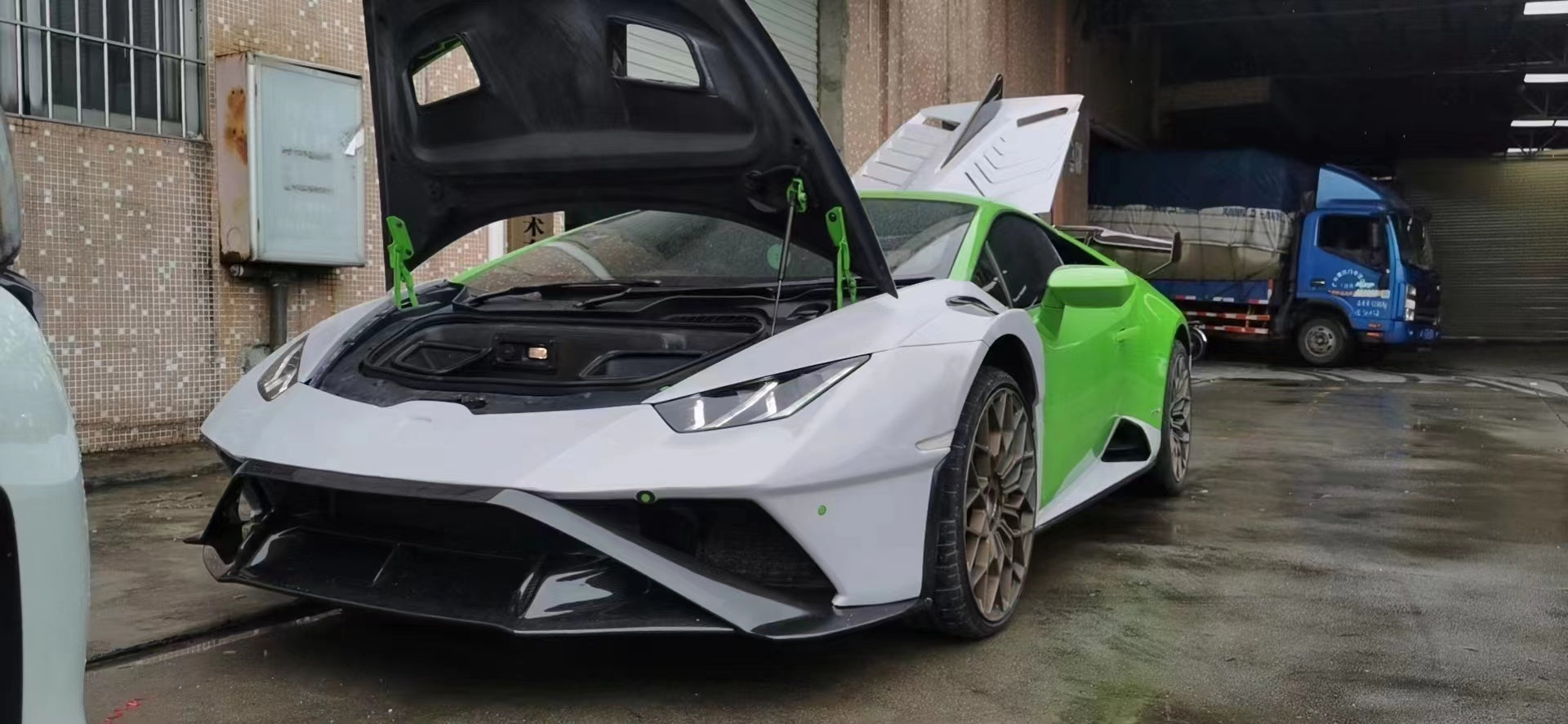 Conversion STO BODYKIT for Lamborghini Huracan LP580 - 610 2013-2016  Set include: Front bumper Front hood Front fenders Side skirts Rear Bumper Rear hood with Air intake Rear Spoiler Exhaust system STO badge Material: dry carbon with primer