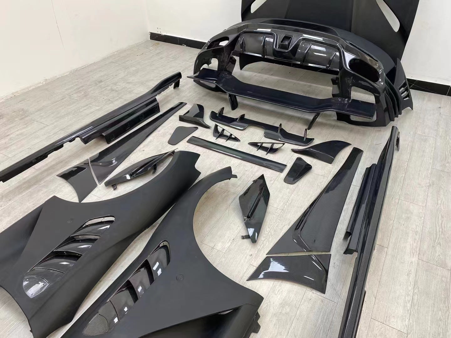 body kit MANSORY 812 SUPERFAST CARBON FIBER BODY KIT for FERRARI 812 2017+   Set include:  Front bumper Front hood bonnet Side fenders Side skirts Rear bumper Rear wing spoiler
