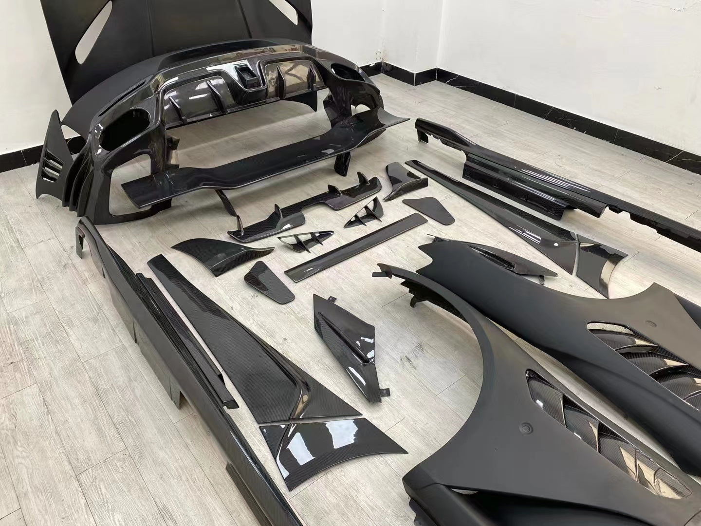 body kit MANSORY 812 SUPERFAST CARBON FIBER BODY KIT for FERRARI 812 2017+   Set include:  Front bumper Front hood bonnet Side fenders Side skirts Rear bumper Rear wing spoiler