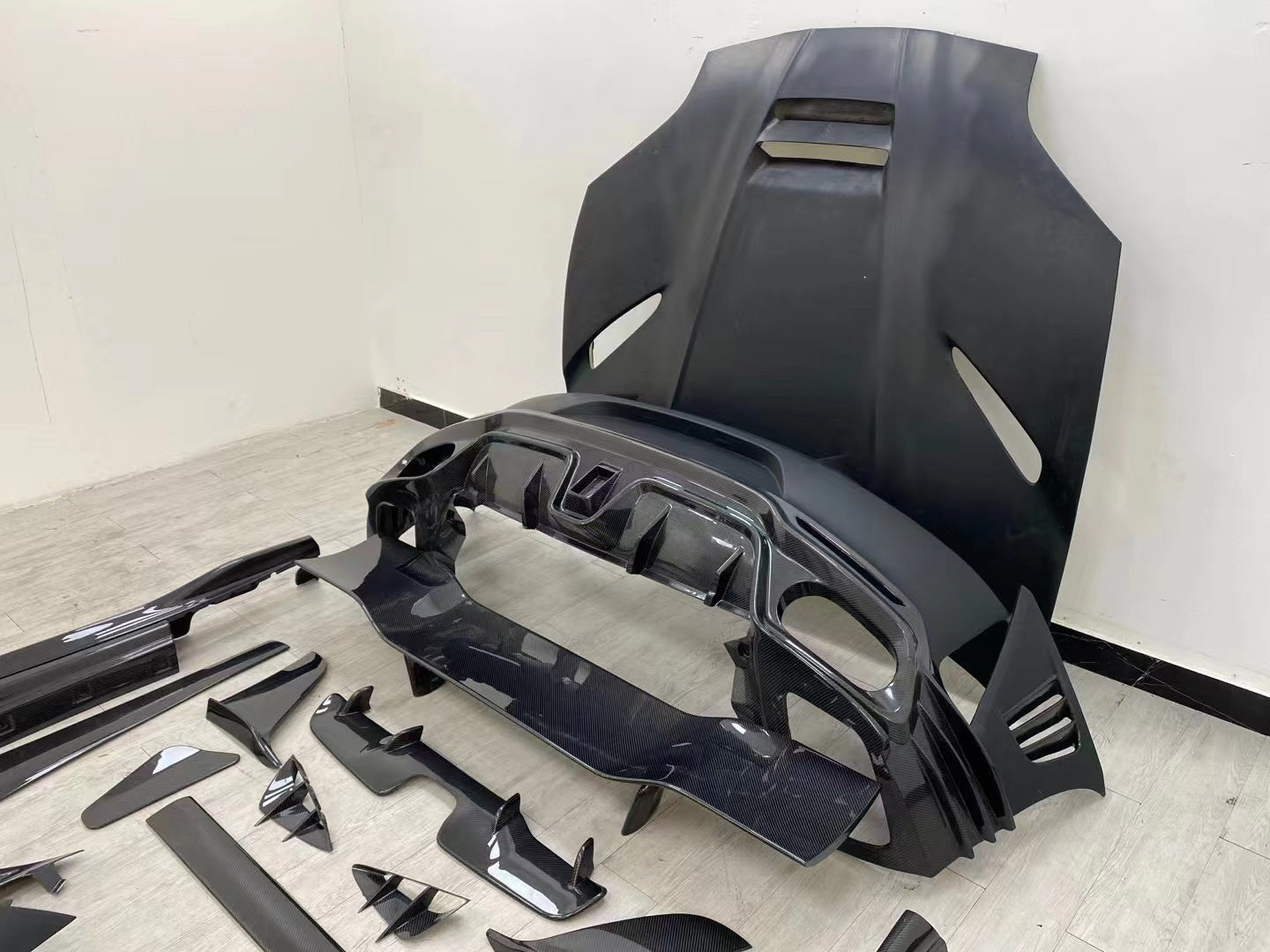 body kit MANSORY 812 SUPERFAST CARBON FIBER BODY KIT for FERRARI 812 2017+   Set include:  Front bumper Front hood bonnet Side fenders Side skirts Rear bumper Rear wing spoiler