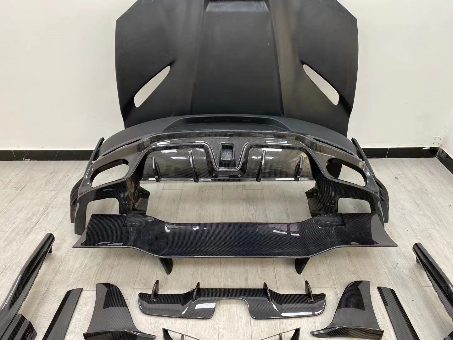 body kit MANSORY 812 SUPERFAST CARBON FIBER BODY KIT for FERRARI 812 2017+   Set include:  Front bumper Front hood bonnet Side fenders Side skirts Rear bumper Rear wing spoiler