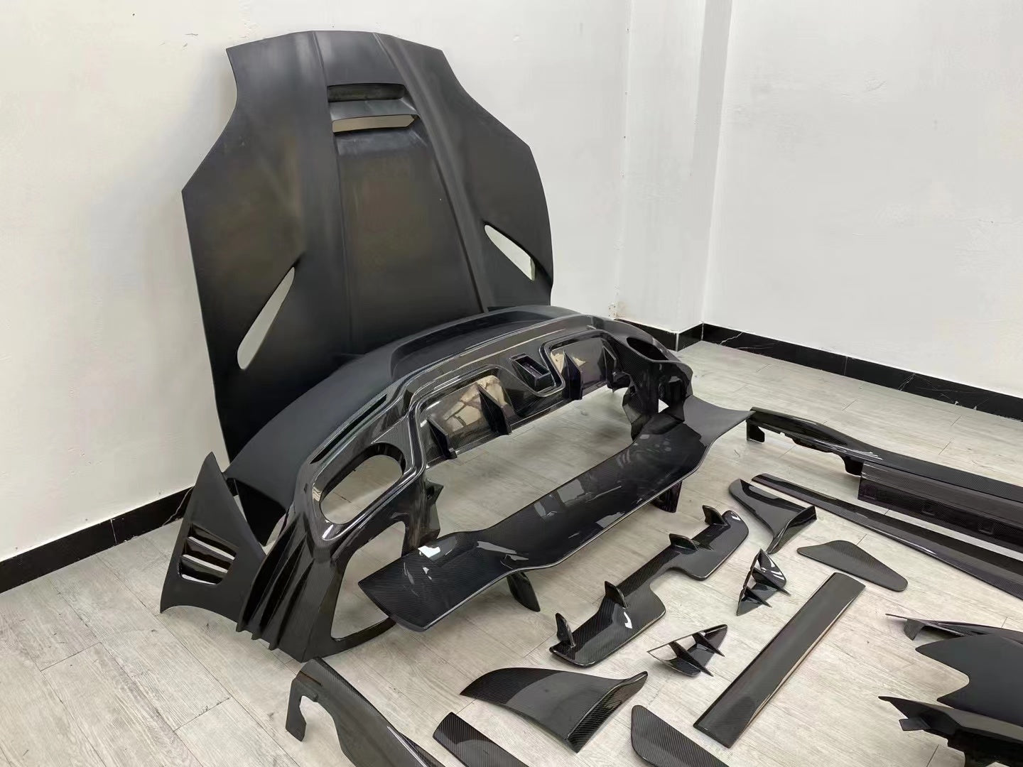 body kit MANSORY 812 SUPERFAST CARBON FIBER BODY KIT for FERRARI 812 2017+   Set include:  Front bumper Front hood bonnet Side fenders Side skirts Rear bumper Rear wing spoiler