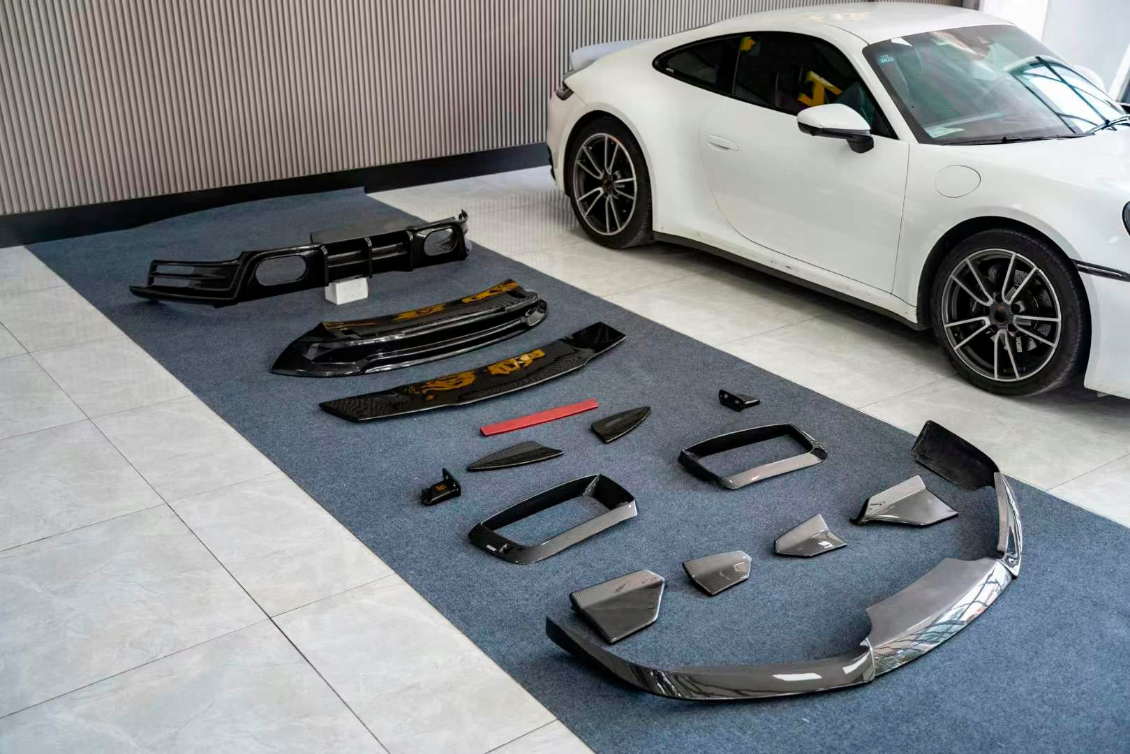 DRY CARBON BODY KIT for PORSCHE 911 992 CARRERA