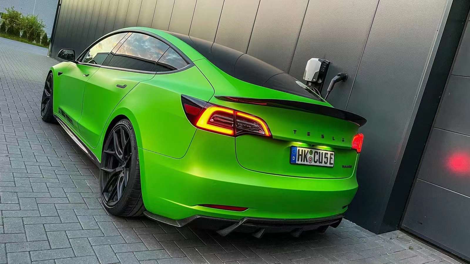 VORSTEINER DRY CARBON BODY KIT for Tesla Model 3  Set include:    Front lip Rear diffuser Spoiler Side Skirts Material: DRY Carbon