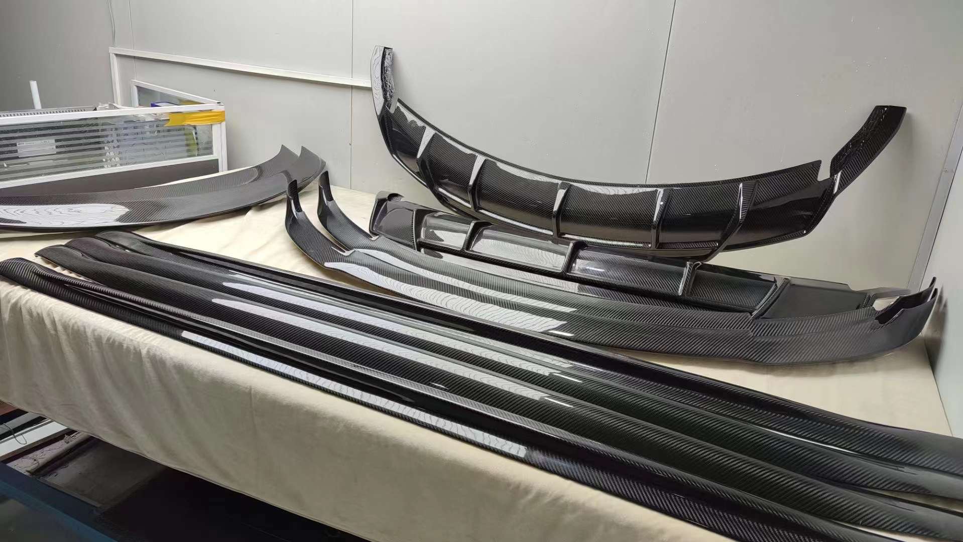 VORSTEINER DRY CARBON BODY KIT for Tesla Model 3  Set include:    Front lip Rear diffuser Spoiler Side Skirts Material: DRY Carbon