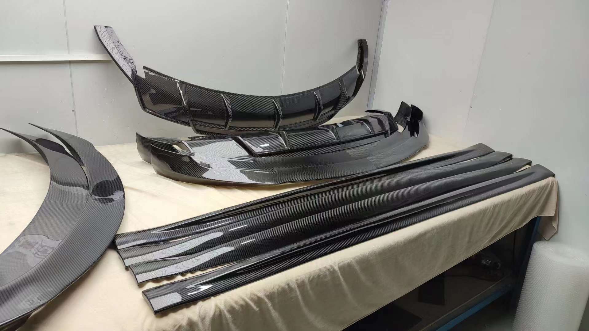VORSTEINER DRY CARBON BODY KIT for Tesla Model 3  Set include:    Front lip Rear diffuser Spoiler Side Skirts Material: DRY Carbon