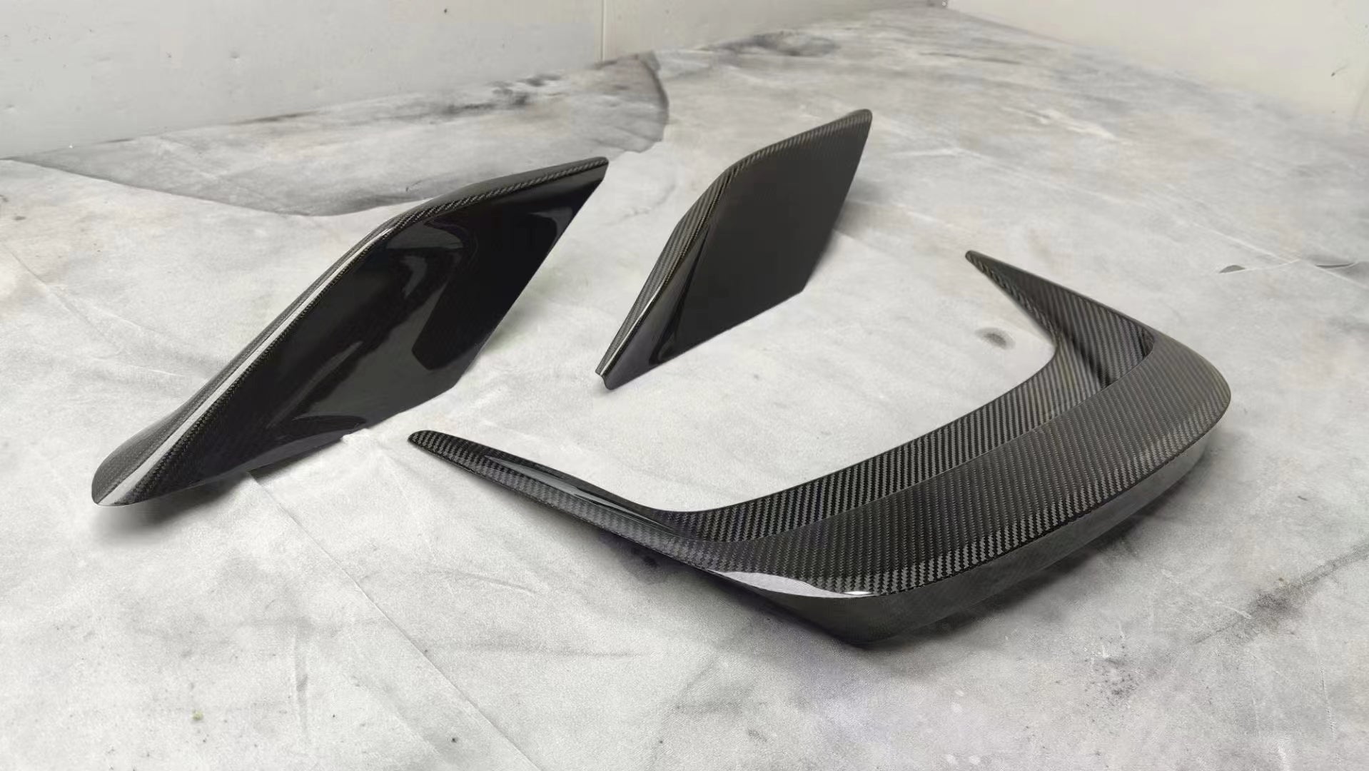 OEM Style Dry Carbon Body Kit For Ferrari F8  Set include:   Front Lip Front Lip Canards Hood Trims Side Skirts Rear Air Intlet Trims Rear Diffuser Rear Spoiler Engine Cover Material: Dry Carbon
