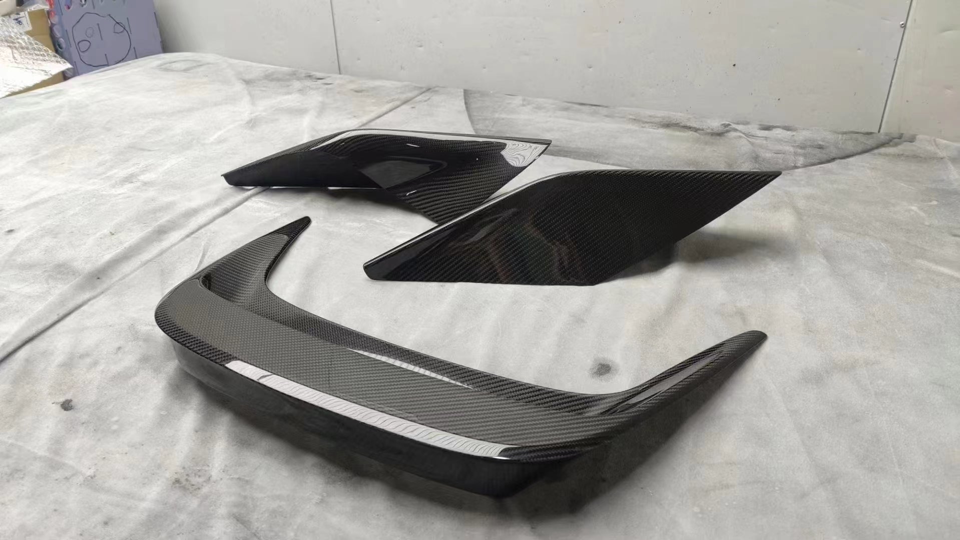 OEM Style Dry Carbon Body Kit For Ferrari F8  Set include:   Front Lip Front Lip Canards Hood Trims Side Skirts Rear Air Intlet Trims Rear Diffuser Rear Spoiler Engine Cover Material: Dry Carbon