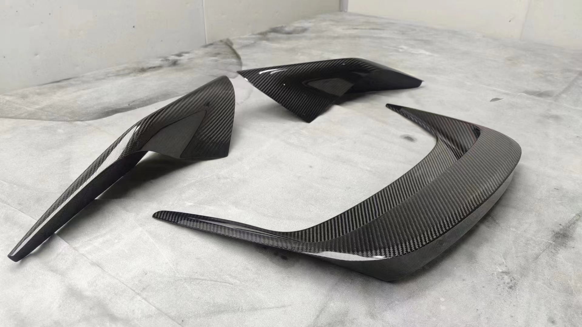 OEM Style Dry Carbon Body Kit For Ferrari F8  Set include:   Front Lip Front Lip Canards Hood Trims Side Skirts Rear Air Intlet Trims Rear Diffuser Rear Spoiler Engine Cover Material: Dry Carbon