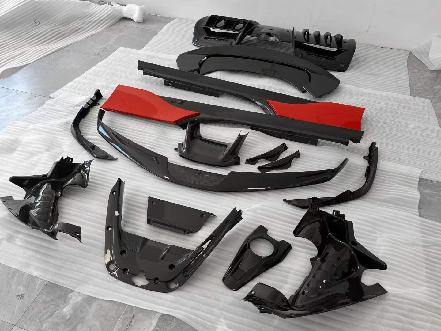 OEM STYLE DRY CARBON BODY KIT FOR FERRARI SF90