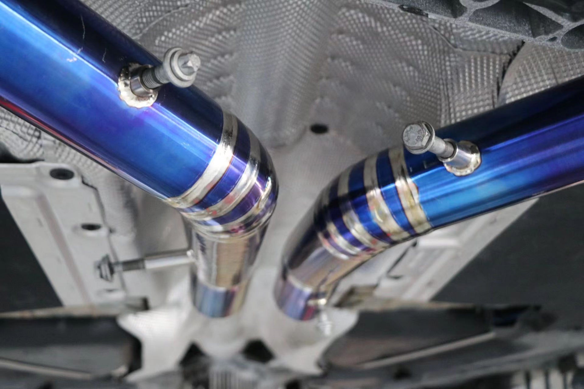 Aggressive Sporty Sound Valved Exhaust Catback Muffler For BMW M8 F93 Gran Coupe 2019+ 4.4L  Set include:  Center pipes Muffler with valves The valve control unit and remote controller Material: Stainless steel  Production time: 10 days  NOTE: Professional installation is required.