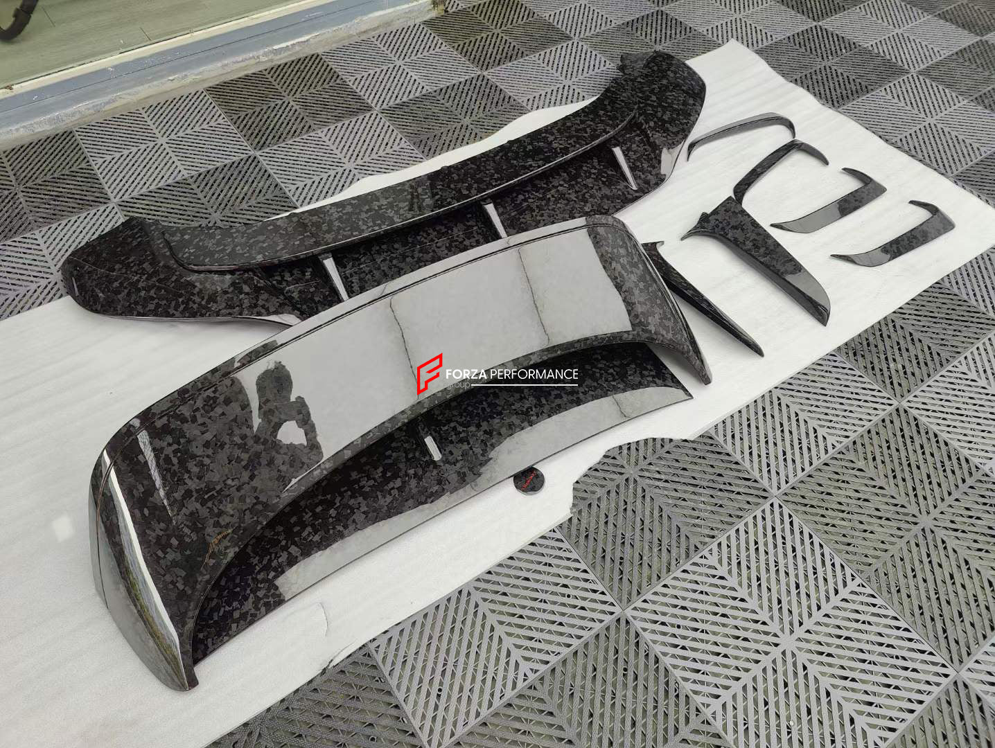 CARBON BODY KIT for BENTLEY BENTAYGA 2020+  Set includes:  Front Lip Front Canards Side Skirts Rear Diffuser Rear Spoiler