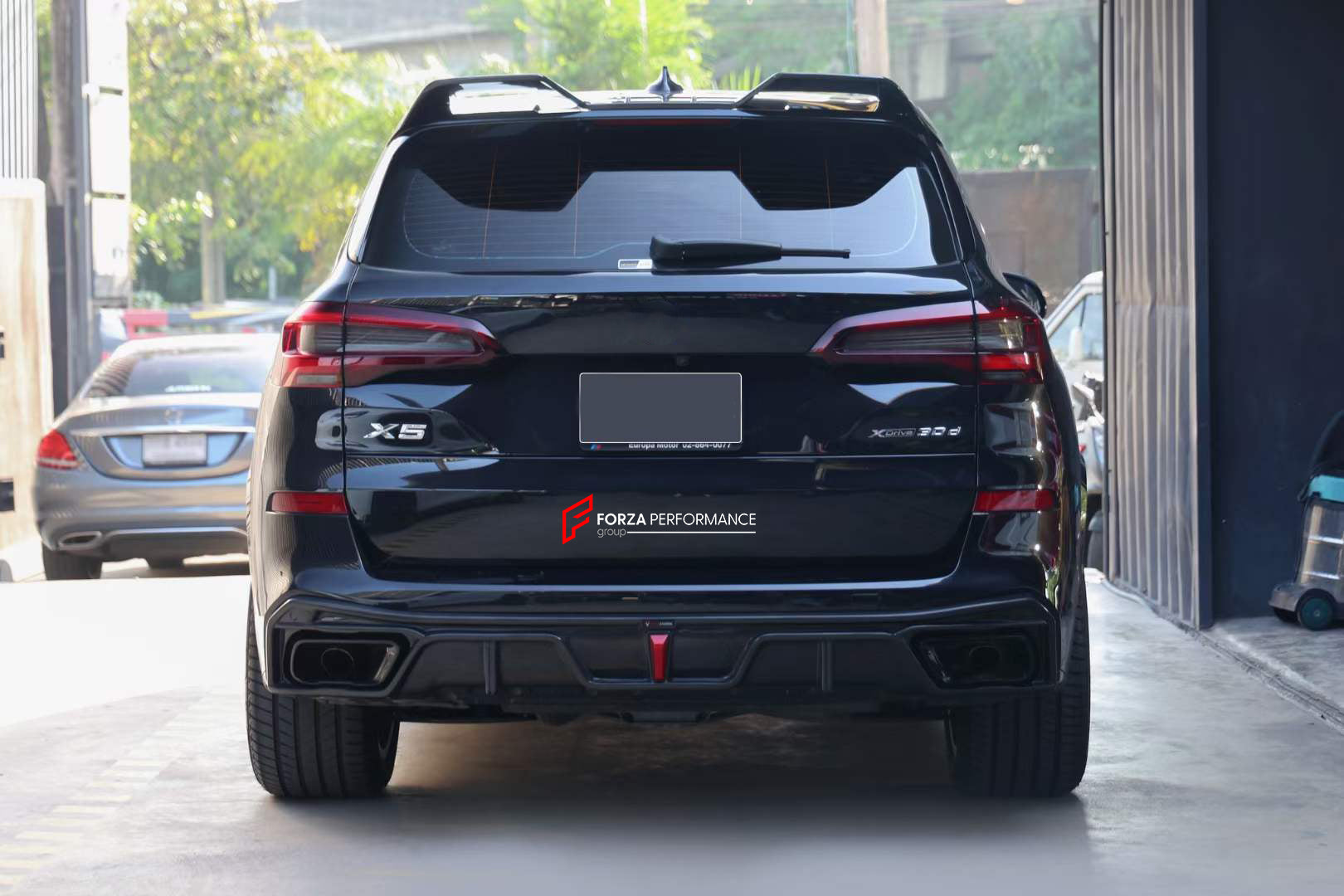 CARBON BODY KIT for BMW X5 G05 G18 2018 - 2023  Set includes:  Front Lip Front Air Vent Covers Side Mirror Covers Side Fender Air Vent Covers Roof Spoiler Rear Diffuser
