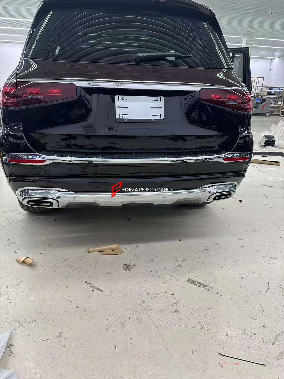 CONVERSION BODY KIT for MERCEDES-BENZ GLS X167 2020+ UPGRADE to GLS 600 MAYBACH 2024 FACELIFT

Set includes:

Front Bumper
Front Grille
Front Bumper Air Vents
Side Fenders
Rear Bumper

Material: Plastic

Note: Professional installation is required.