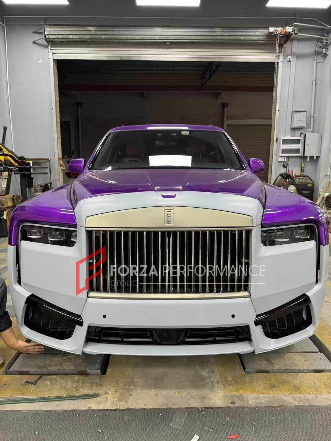 CONVERSION BODY KIT for ROLLS-ROYCE CULLINAN SERIES 1 2018 - 2025 UPGRADE to SERIES 2 FACELIFT 2025+

Set includes:

Front Bumper Assembly
Grille Frame
Front Grille
Headlights
Rear Bumper
Exhaust Tips
Material: Plastic

NOTE: Professional installation is required. When purchase inform us if you have night vision camera or not. Fender trimming is required. Headlights are available with or without AFS (Adaptive Front-lighting System) - the kit price depends on the headlights version.