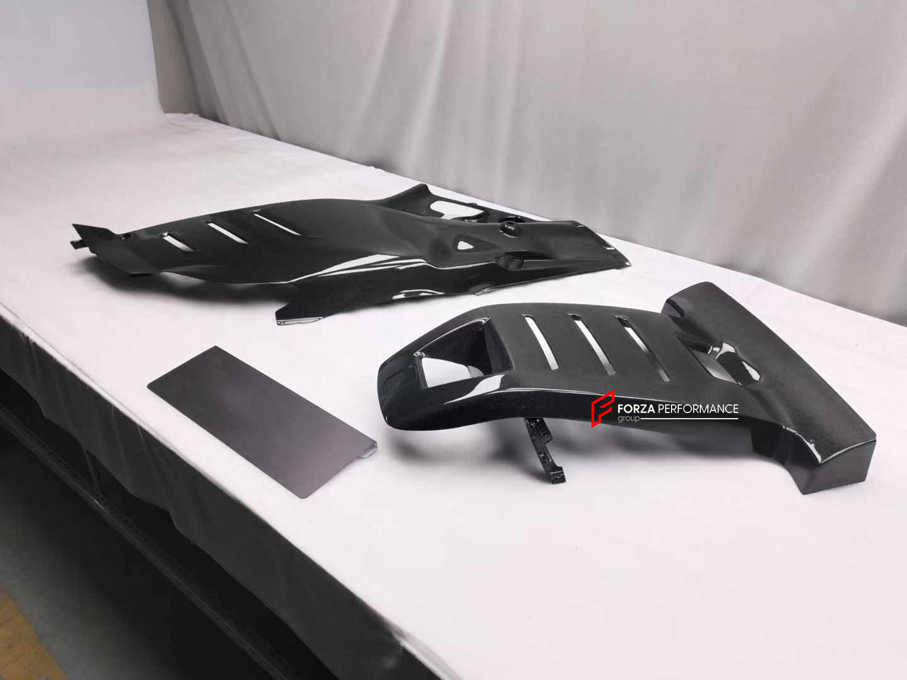 DRY CARBON ENGINE COVER for FERRARI PUROSANGUE OEM STYLE
Set includes:
Engine Cover