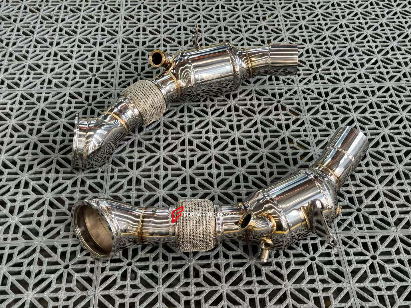 EXHAUST CATLESS DOWNPIPE for FERRARI SF90 4.0T  Material: Stainless Steel  Optionally:  For extra cost we can add heat shield protection 200 cell catalytic converter Production time: 10 working days  NOTE: Professional installation is required.