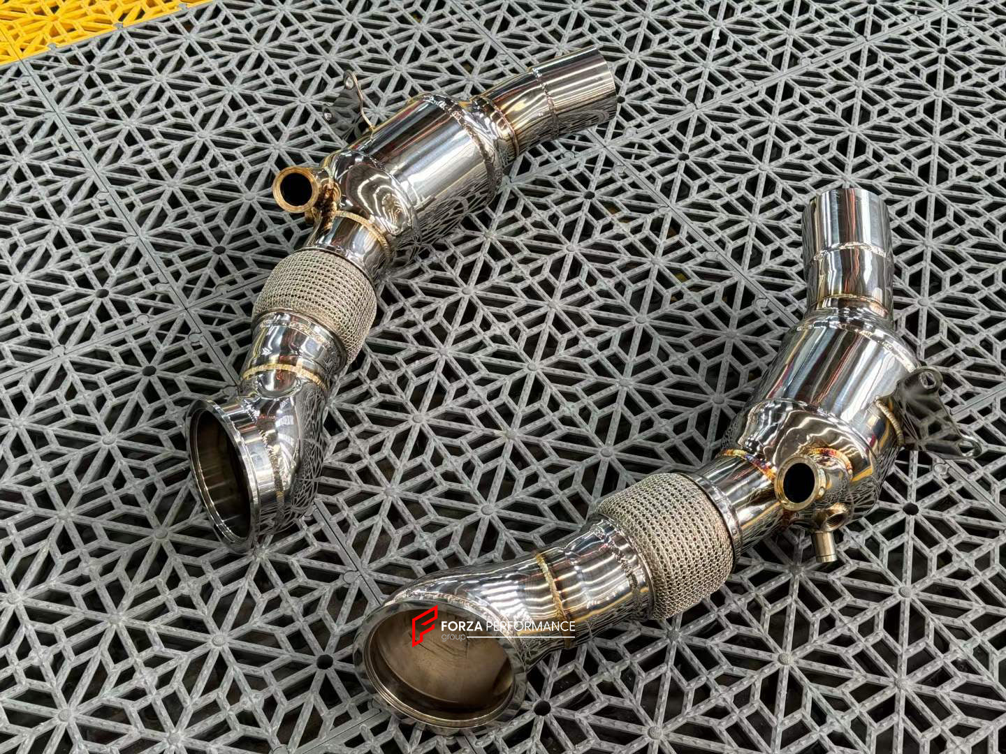 EXHAUST CATLESS DOWNPIPE for FERRARI SF90 4.0T  Material: Stainless Steel  Optionally:  For extra cost we can add heat shield protection 200 cell catalytic converter Production time: 10 working days  NOTE: Professional installation is required.