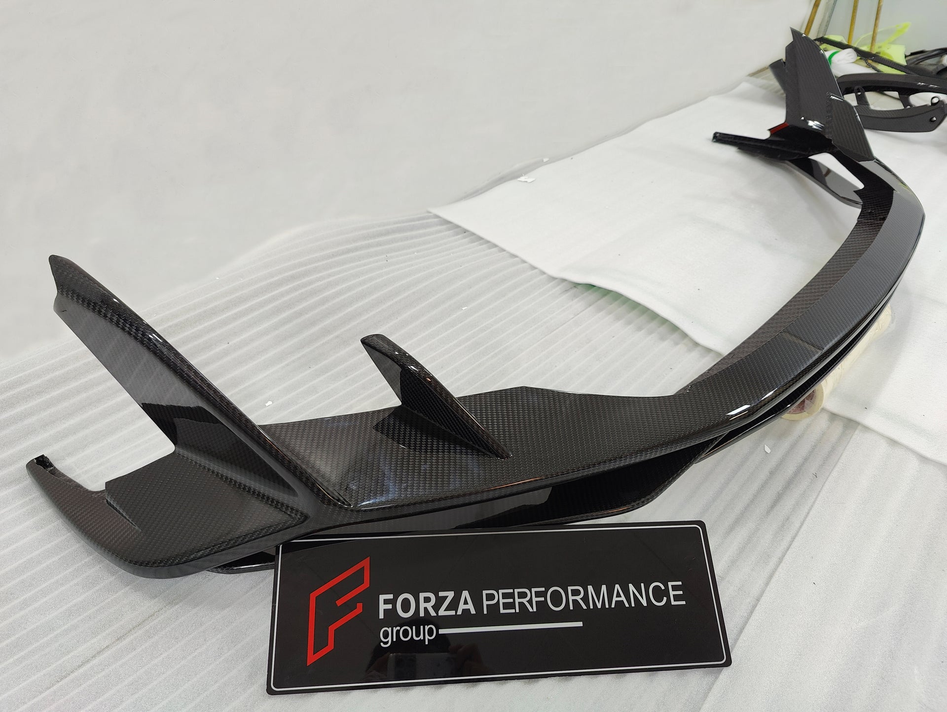 CAPRISTO STYLE CARBON FRONT LIP for AUDI R8 4S FACELIFT 2019+  Set includes:   Front Lip