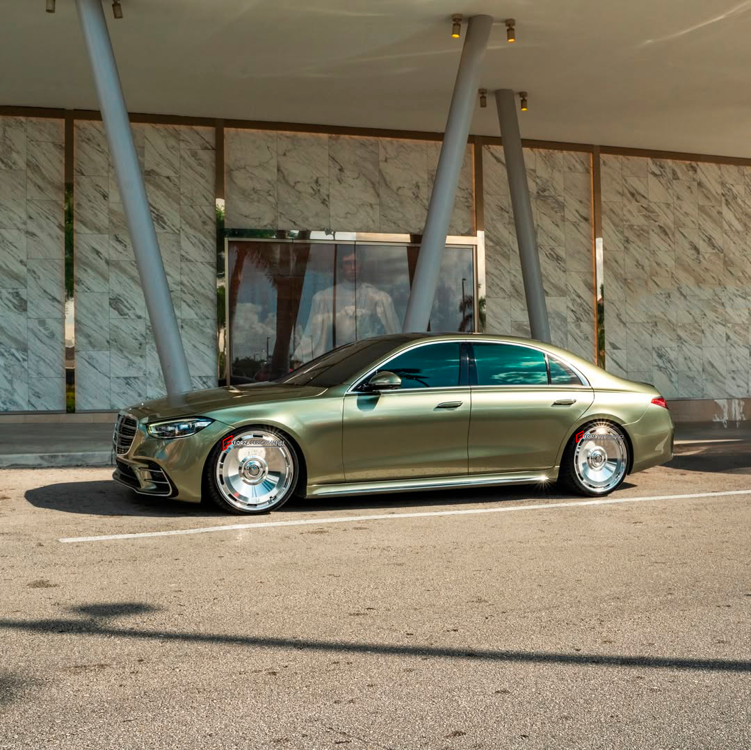 We manufactured premium quality forged wheels rims for our client's MERCEDES BENZ S CLASS with the following specifications:

WHEEL SIZE:

Front: 20 x 9 ET 34
Rear: 20 x 10 ET 48.1
PCD: 5 x 112
CB: 66.6
Material: 6061-T6 Forged Aluminum