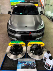 ADTORY X FORZA PERFORMANCE RACE BIG BRAKE KIT BBK for LYNK AND CO 03+ CS11 2018 - 2023

ADTORY Brake Kits are engineered as bolt on upgrades that work with the factory master cylinder and ABS, delivering stronger, more repeatable stops with the pedal feel you want. Whether you cruise the city, carve canyons, or chase lap times.

Highlights

Track-ready, heat-resistant components.
Jewel-like caliper finish is incredibly durable and easy to clean
Pistons are calibrated to integrate smoothly with the Factory O